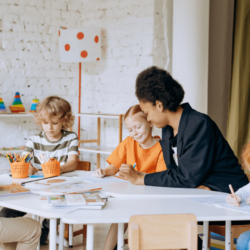 Como Ensinar Educação Financeira para Jovens: Dicas e Estratégias para Pais e Educadores